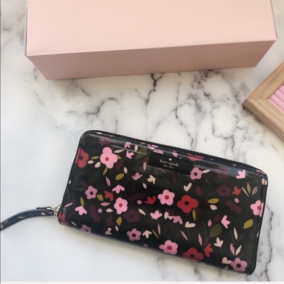 Kate Spade ๐ธ Wallet - Picture 3 of 5